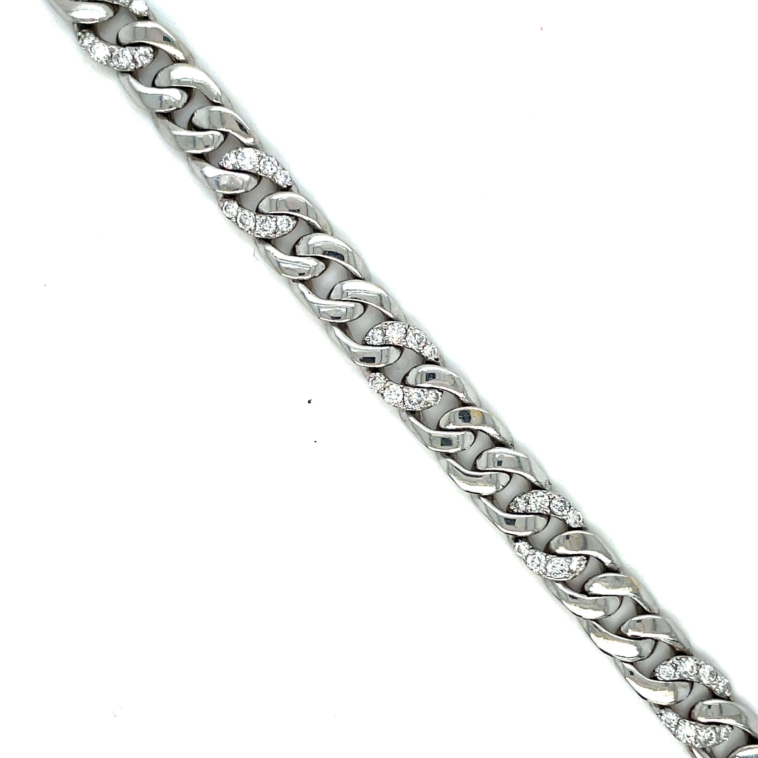 This beautiful 18k white gold bracelet features glittering diamonds set in an alternating pattern. With 1.75 cts in total, the high-quality diamonds add luxe sparkle to ensembles. Perfect for a special occasion or everyday glamour