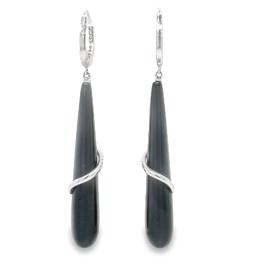 These stunning 18k white gold earrings feature a long tear shape onyx and a sprinkling of round diamonds, totaling 0.49 cts. Slip them on for an effortless look that catches the eye and delights the senses. A beautiful addition to any jewelry collection!