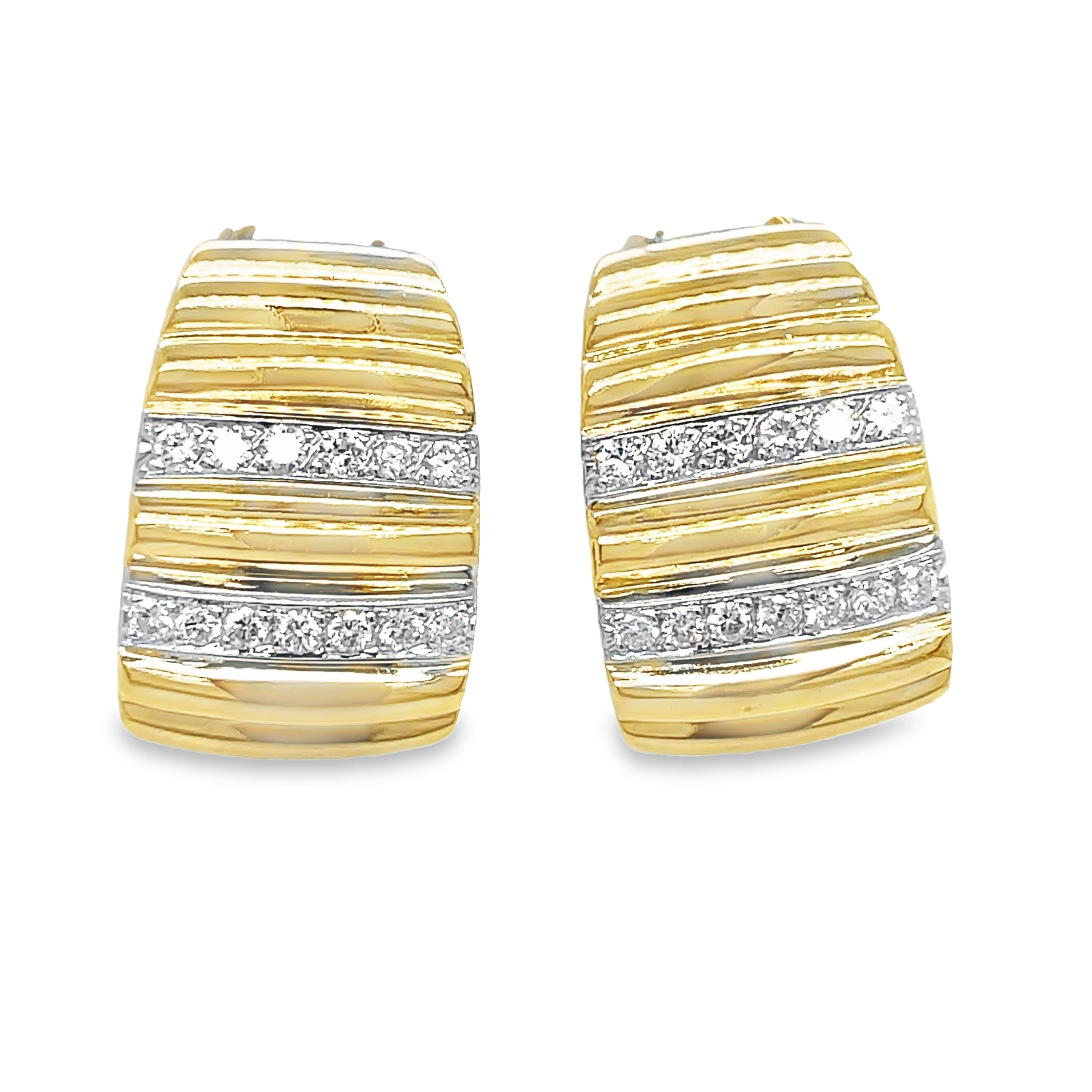 Looking for the perfect finishing touch to your outfit? Look no further! These 18k yellow gold earrings feature sparkling round diamonds and an omega clip for easy wear. With a classic style, these earrings are sure to add a touch of elegance to any look.