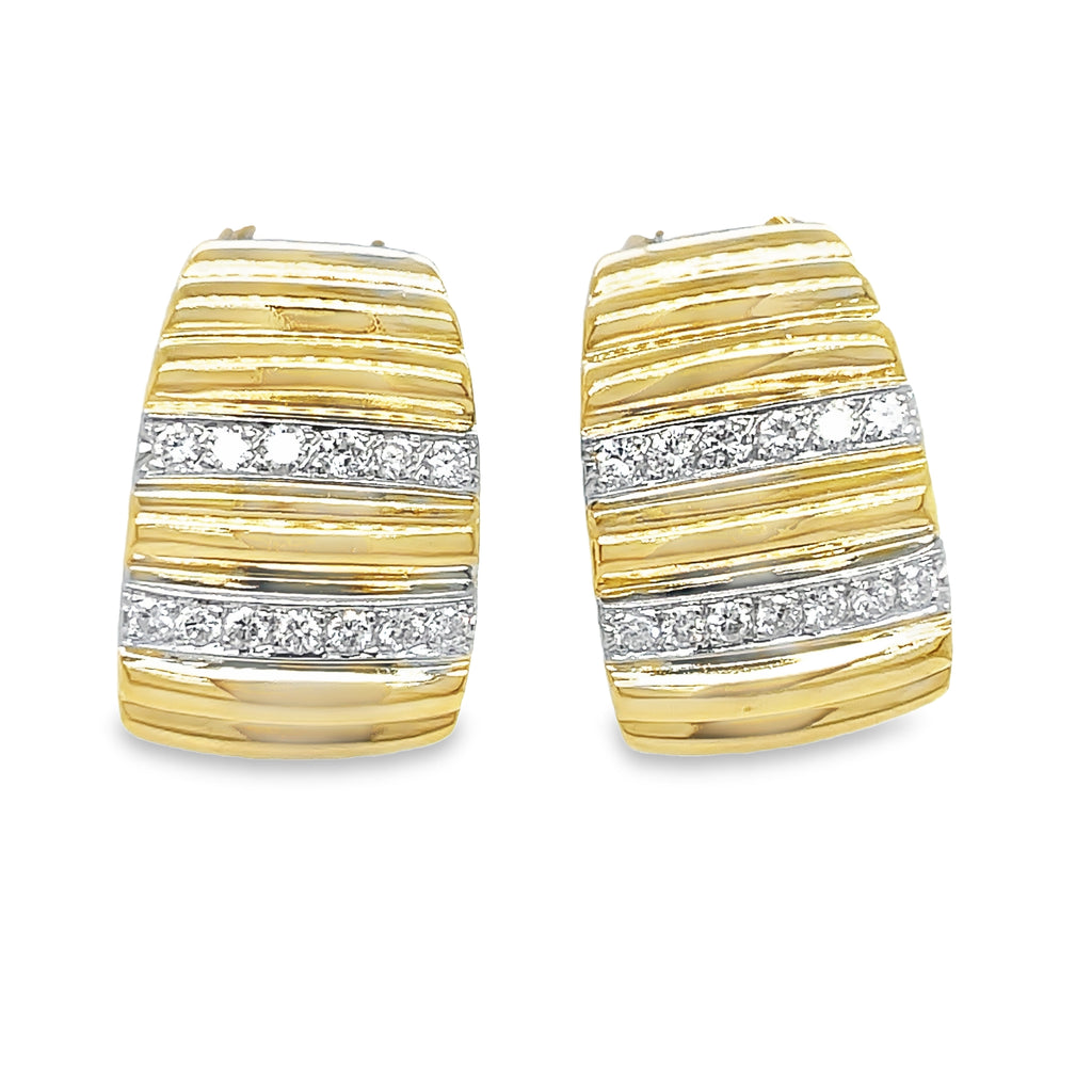 Looking for the perfect finishing touch to your outfit? Look no further! These 18k yellow gold earrings feature sparkling round diamonds and an omega clip for easy wear. With a classic style, these earrings are sure to add a touch of elegance to any look.
