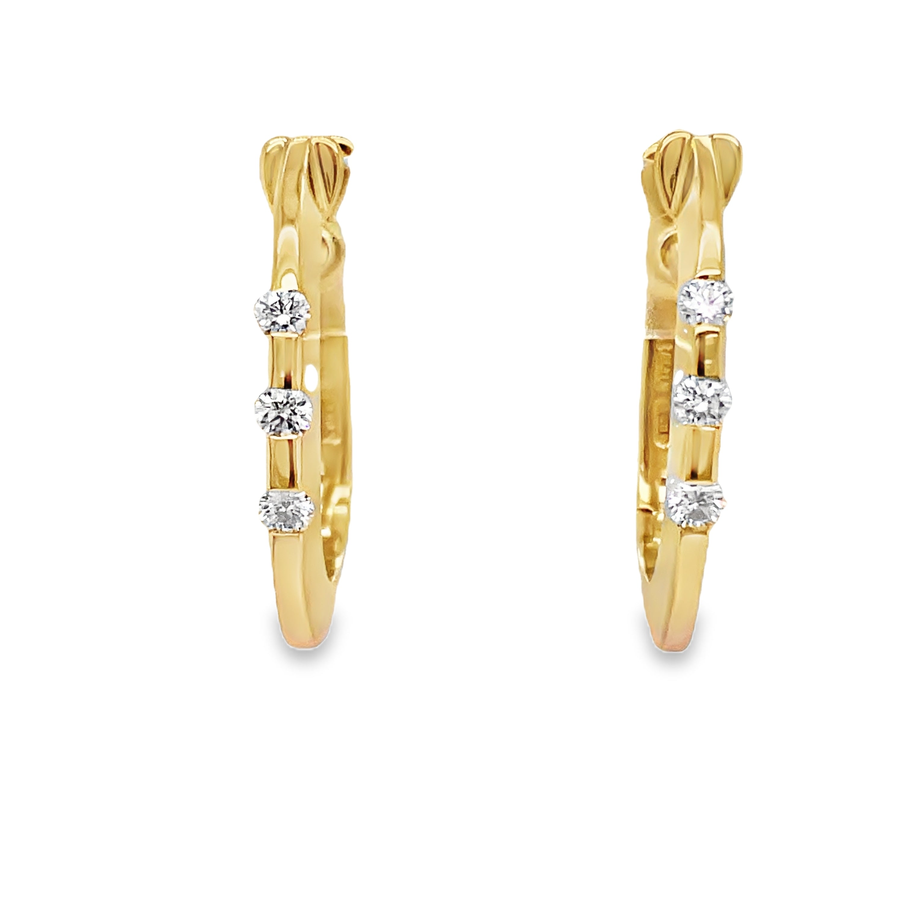 ndulge in luxury with our 18k Diamond Oval Shape Hoop Earrings. Crafted in 18k yellow gold, each earring features six round diamonds with a total weight of 0.40 cts, held in a stunning oval shape. Elevate any outfit with these elegant hoops and add a touch of sophistication to your look.