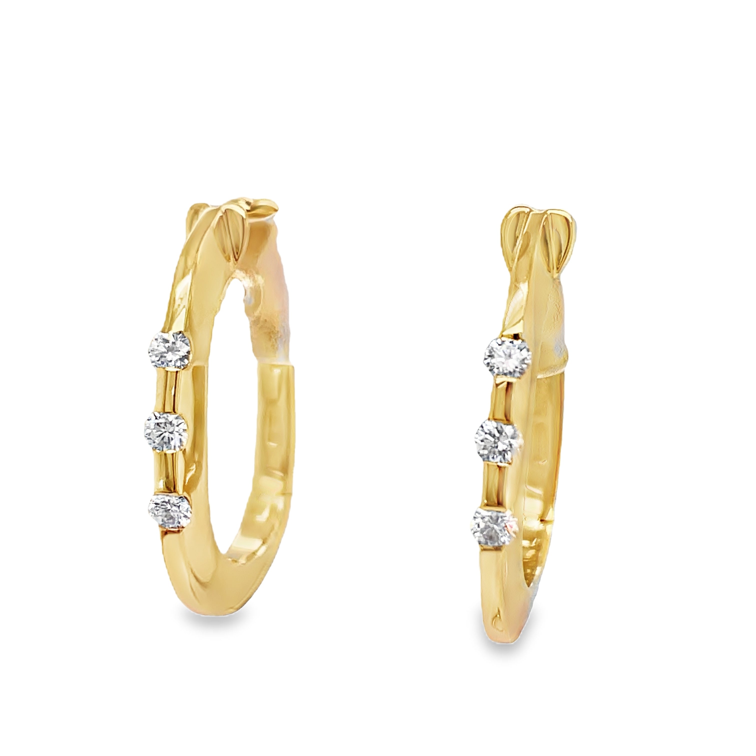 ndulge in luxury with our 18k Diamond Oval Shape Hoop Earrings. Crafted in 18k yellow gold, each earring features six round diamonds with a total weight of 0.40 cts, held in a stunning oval shape. Elevate any outfit with these elegant hoops and add a touch of sophistication to your look.