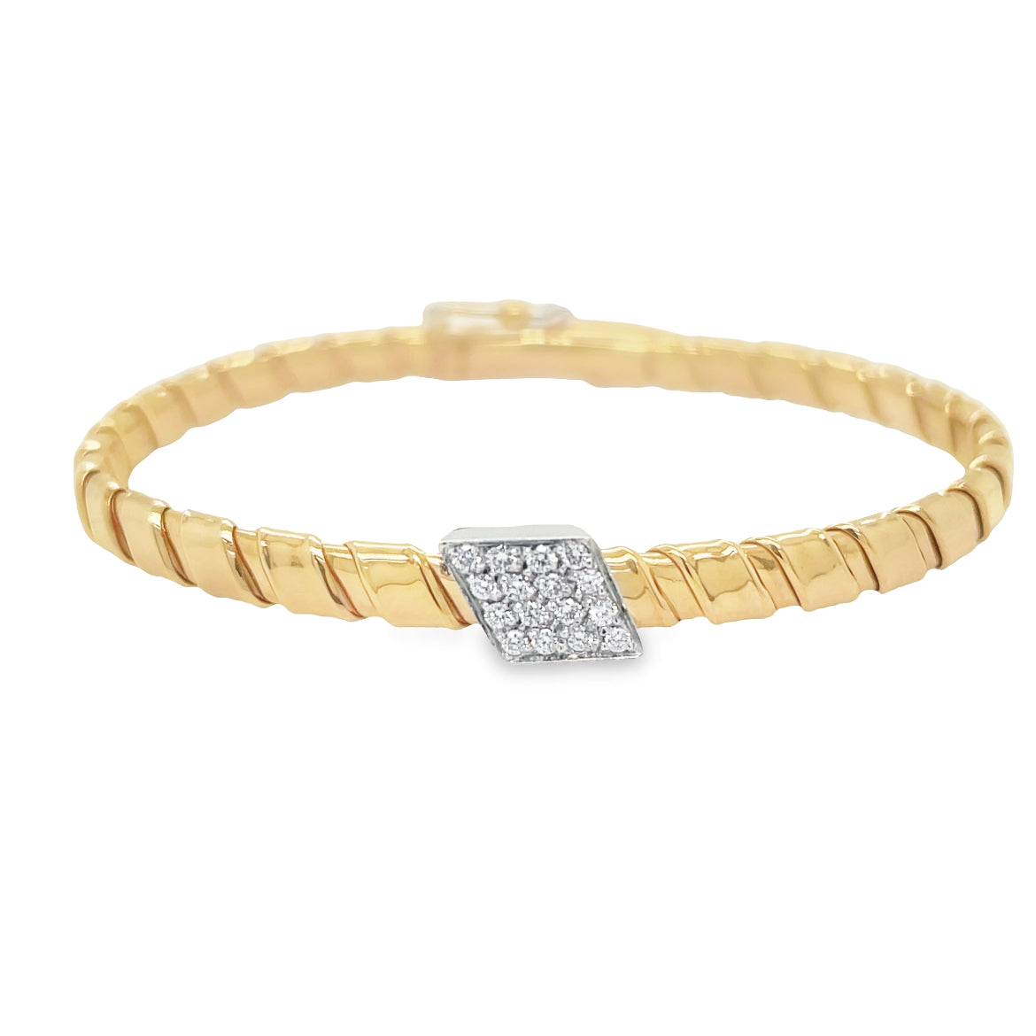 Experience the luxe of Italian craftsmanship with this artisanal 18K two-tone gold bangle bracelet. Featuring Novecentonovantanove's innovative tubogas technique for comfortable and flexible wear, this contemporary bracelet is punctuated with 0.16 cts of round diamonds for a timeless look. An ideal piece for any occasion.