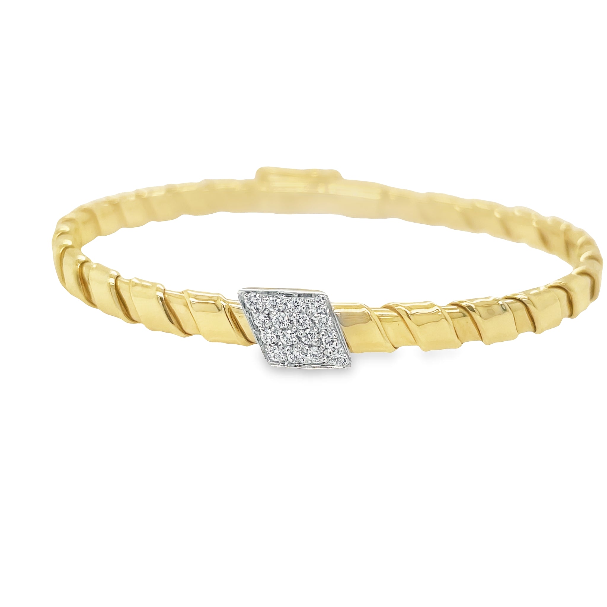 Experience the luxe of Italian craftsmanship with this artisanal 18K two-tone gold bangle bracelet. Featuring Novecentonovantanove's innovative tubogas technique for comfortable and flexible wear, this contemporary bracelet is punctuated with 0.16 cts of round diamonds for a timeless look. An ideal piece for any occasion.