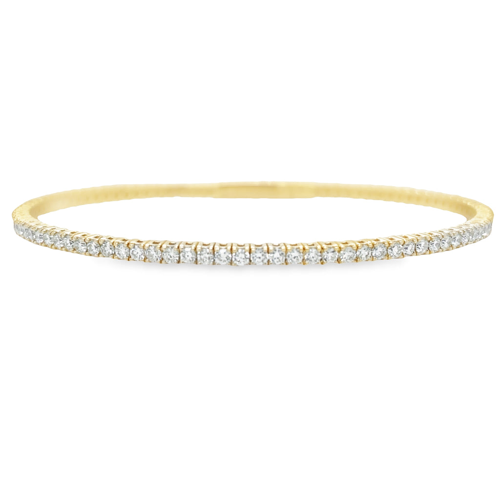 This diamond flexible yellow gold bangle is the perfect choice for effortless elegance. Crafted with 2.00 cts of brilliant diamonds, it closes on easily for glamorous style. Add a classic touch to any look with this timeless piece.