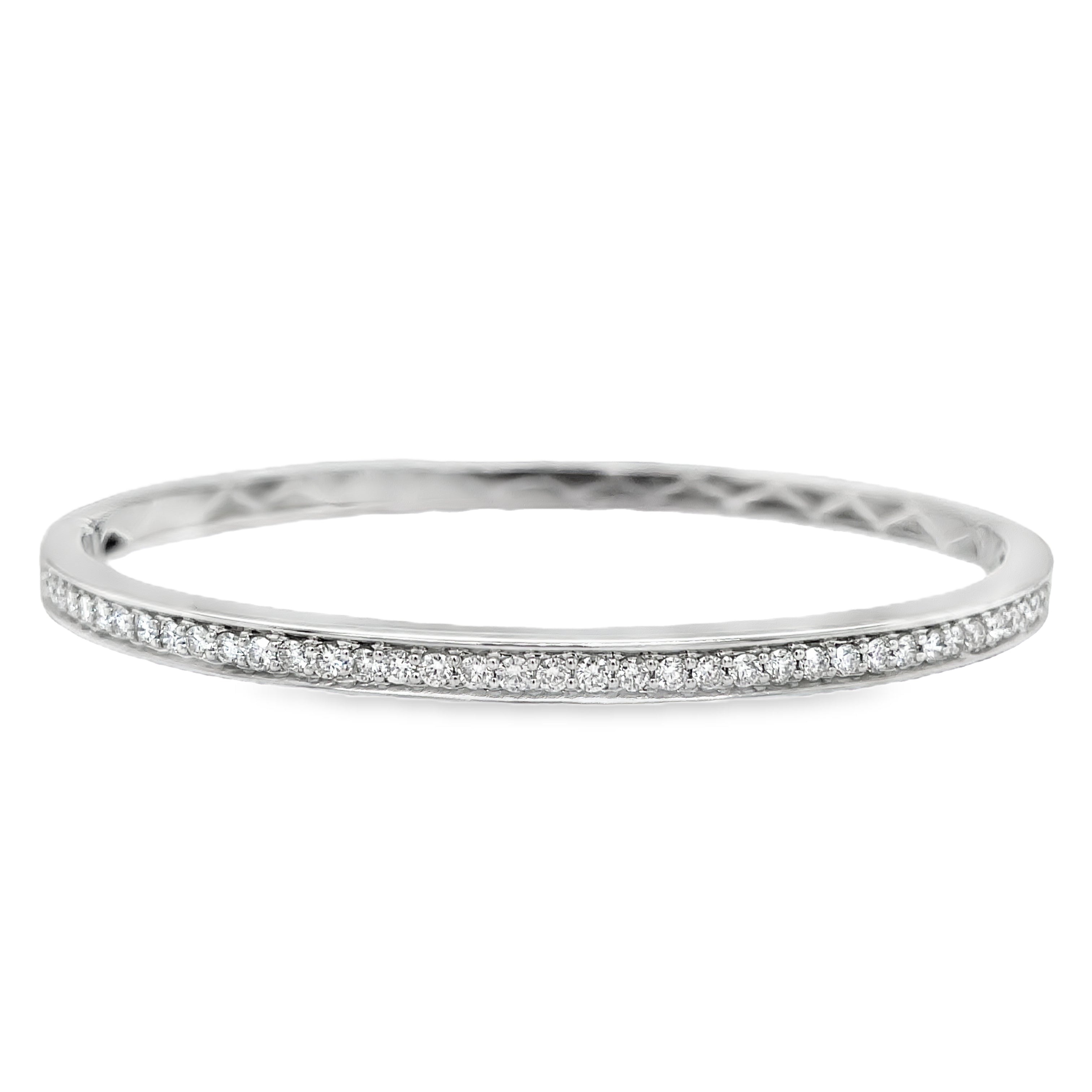 This diamond flexible yellow gold bangle is the perfect choice for effortless elegance. Crafted with 3.95 cts of brilliant diamonds, it closes on easily for glamorous style. Add a classic touch to any look with this timeless piece.