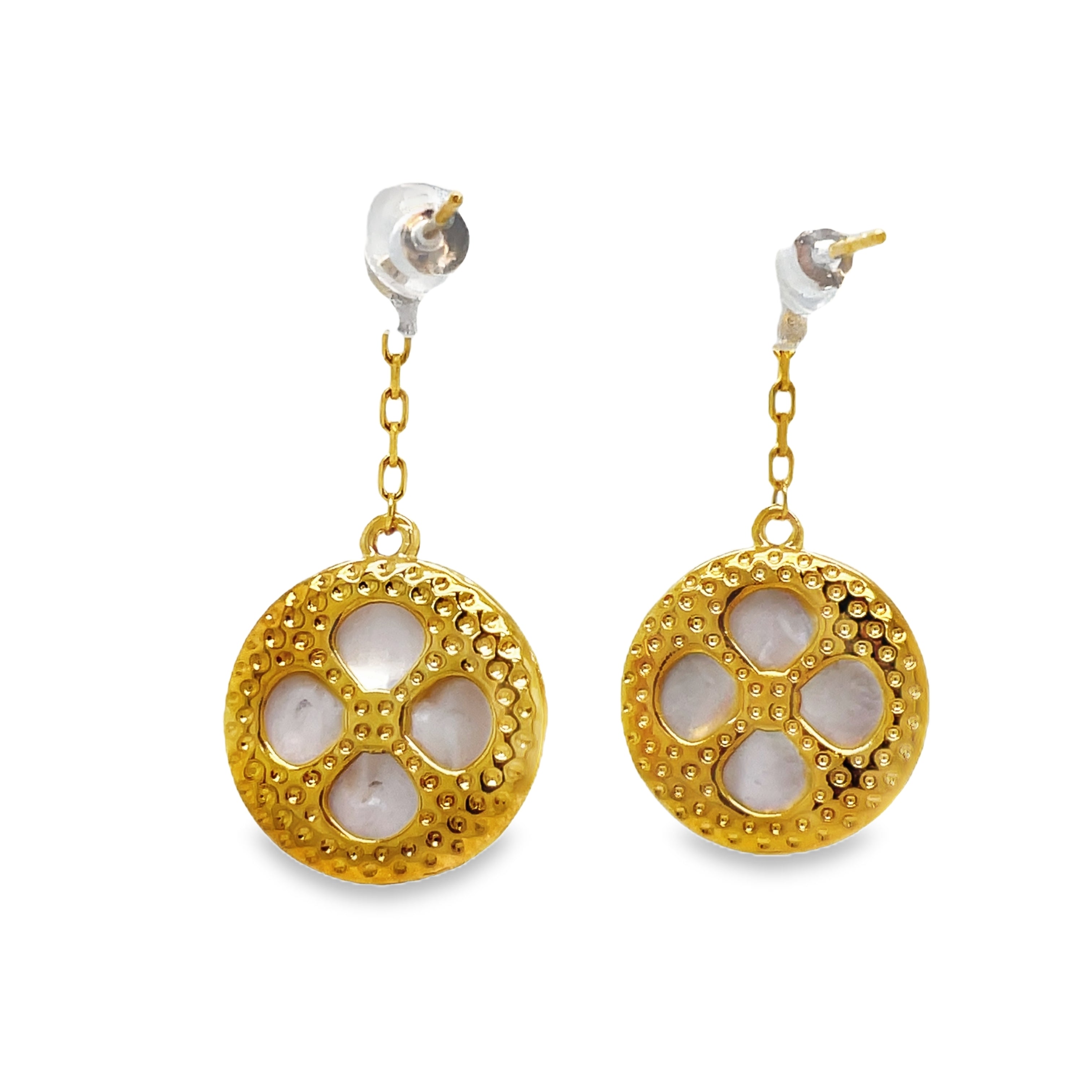 ndulge in the luxury of these exquisite 18k yellow gold mother of pearl drop earrings. The iridescent mother of pearl adds a touch of elegance to any outfit, while the 18k gold exudes sophistication. Elevate your style with these exclusive earrings.