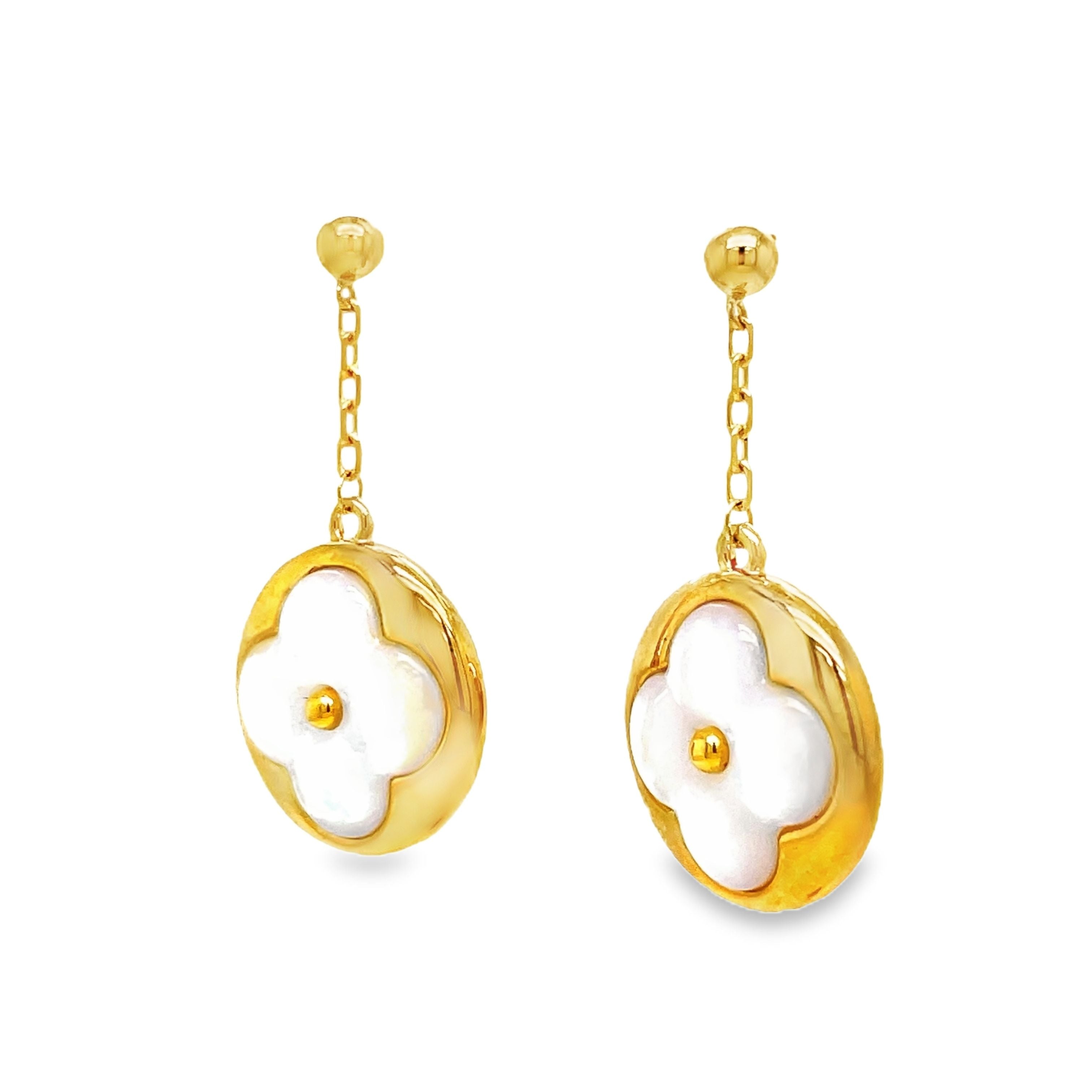 ndulge in the luxury of these exquisite 18k yellow gold mother of pearl drop earrings. The iridescent mother of pearl adds a touch of elegance to any outfit, while the 18k gold exudes sophistication. Elevate your style with these exclusive earrings.