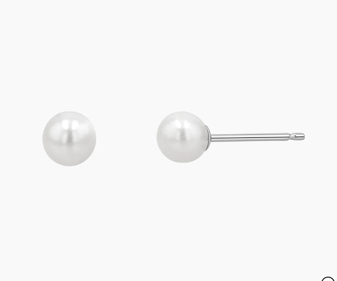 These exquisite Akoya Cultured Pearl Studs make for a luxurious addition to any style. At 5.00 mm, they have a beautiful size and are set in lovely 14k white Gold for an elegant touch. The good luster and secure friction backs make these earrings an enduringly luxurious statement piece.