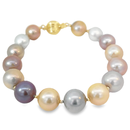 This bewitching cultured pearl yellow gold bead ring is the perfect way to add a hint of whimsical luxury to any style. The 14 karat yellow gold bead setting and 7 mm pearl make a chic and timeless statement. Treat yourself or a loved one to this divinely elegant gift.