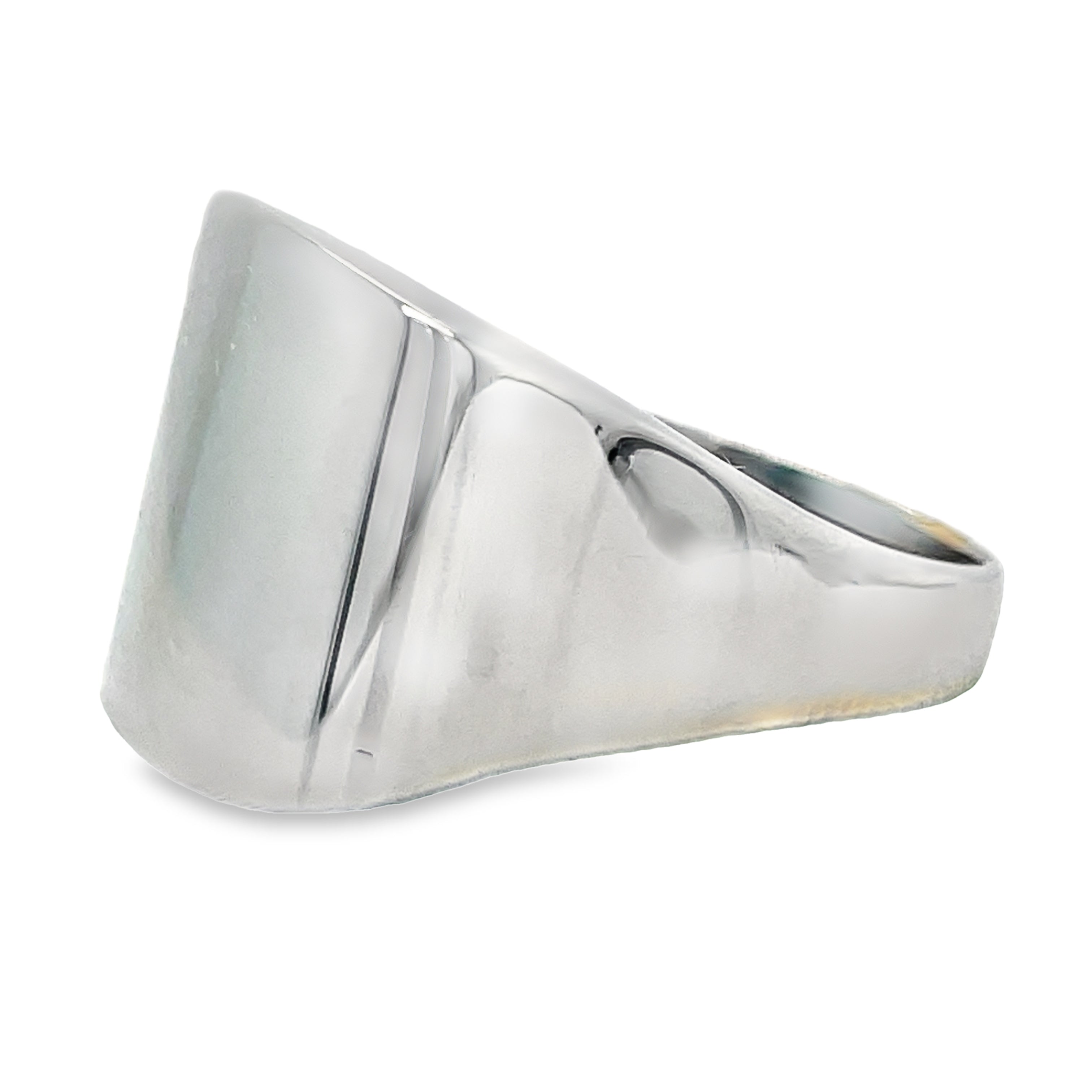 Crafted with 18k white gold, this modern square ring offers a sleek and elegant design that measures 18.00 x 22.00 mm. Perfect for enhancing any outfit, it's a timeless addition to your jewelry collection. Expertly designed and crafted, it's sure to make a statement.