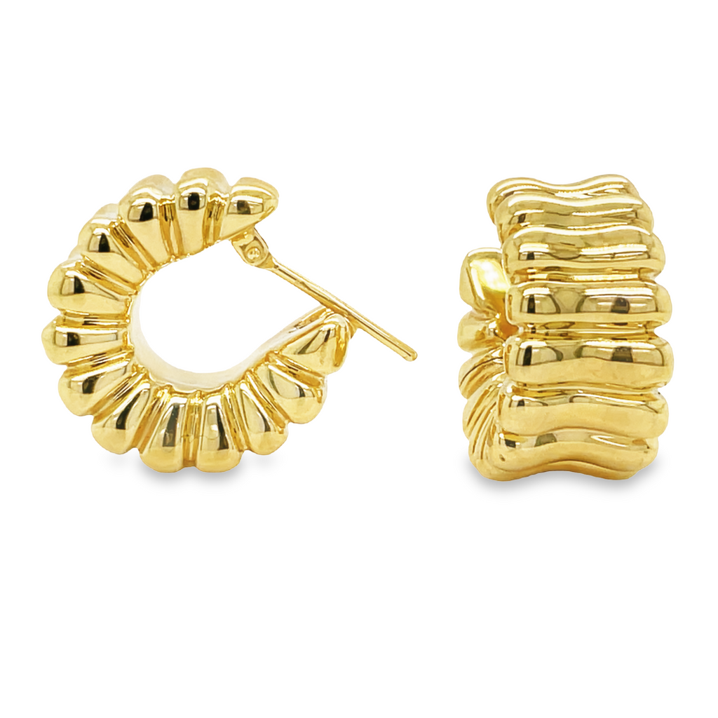 These 14k Italian Yellow Gold Chunky Ridge Hoop Earrings will add a touch of elegance to any look. Crafted from pure 14k yellow gold with a chunky ridge style, they measure 17.00 mm in diameter and make a beautiful statement without overwhelming your look. Perfect for special occasions or everyday wear.