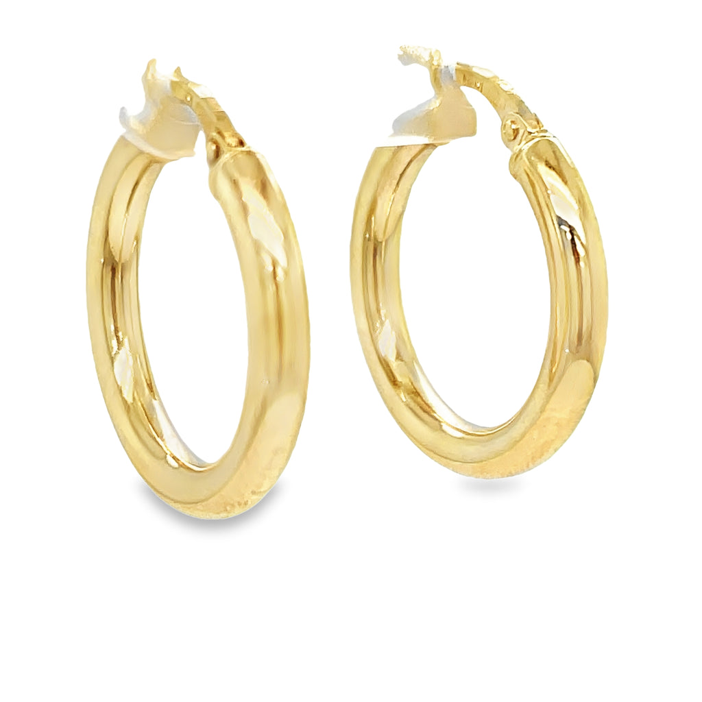 Experience elegance and style with our 14k Italian Yellow Gold Small Hoop Earrings! These beautiful earrings are crafted with 14k yellow gold and measure 3.00 mm thick. The secure lever system ensures they stay in place all day, making these 3/4" hoop earrings the perfect addition to any outfit. Elevate your look with these versatile and timeless earrings.