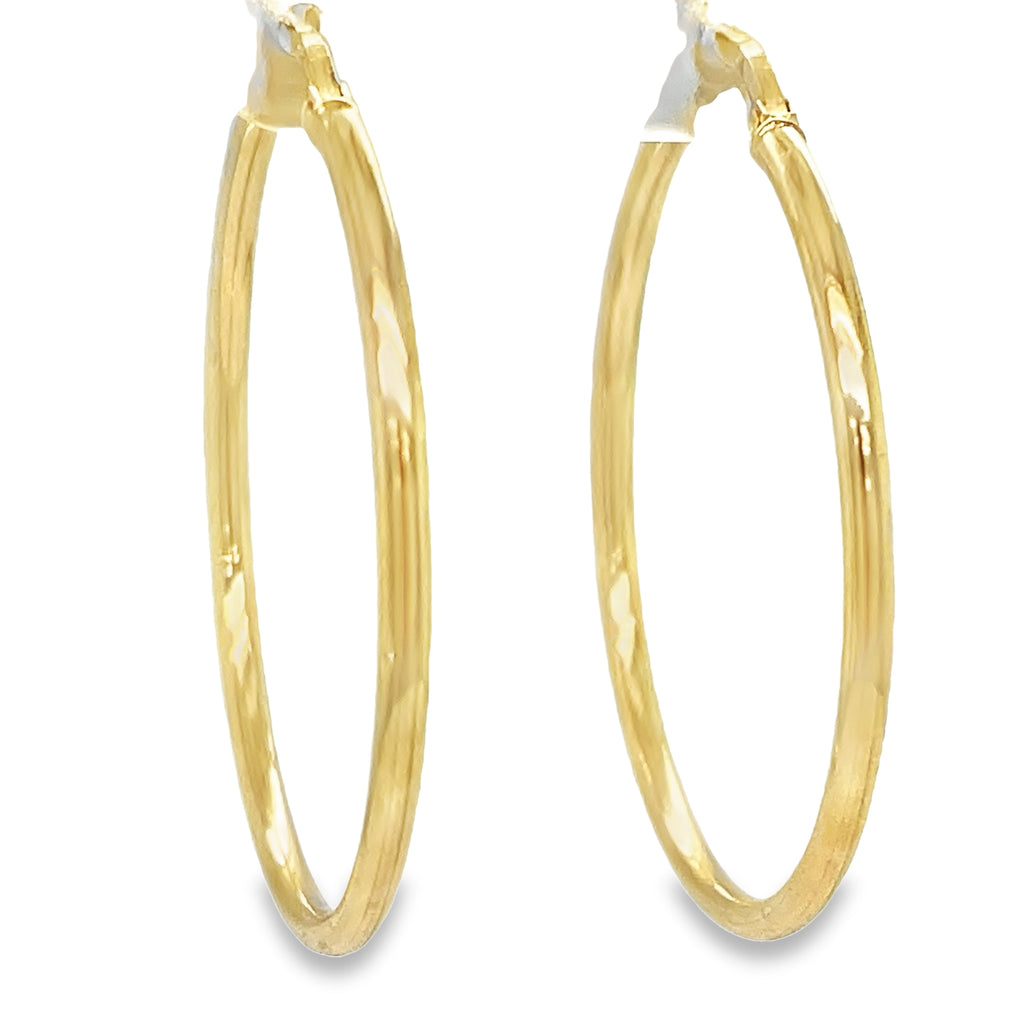 Experience elegance and style with our 14k Italian Yellow Gold Small Hoop Earrings! These beautiful earrings are crafted with 14k yellow gold and measure 2.00 mm thick. The secure lever system ensures they stay in place all day, making these 1-1/2" hoop earrings the perfect addition to any outfit. Elevate your look with these versatile and timeless earrings.