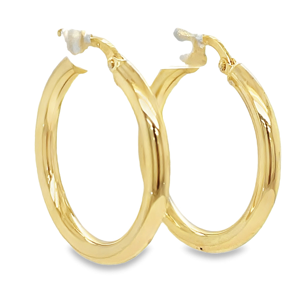 Experience elegance and style with our 14k Italian Yellow Gold Small Hoop Earrings! These beautiful earrings are crafted with 14k yellow gold and measure 3.00 mm thick. The secure lever system ensures they stay in place all day, making these 1-1/4" hoop earrings the perfect addition to any outfit. Elevate your look with these versatile and timeless earrings.