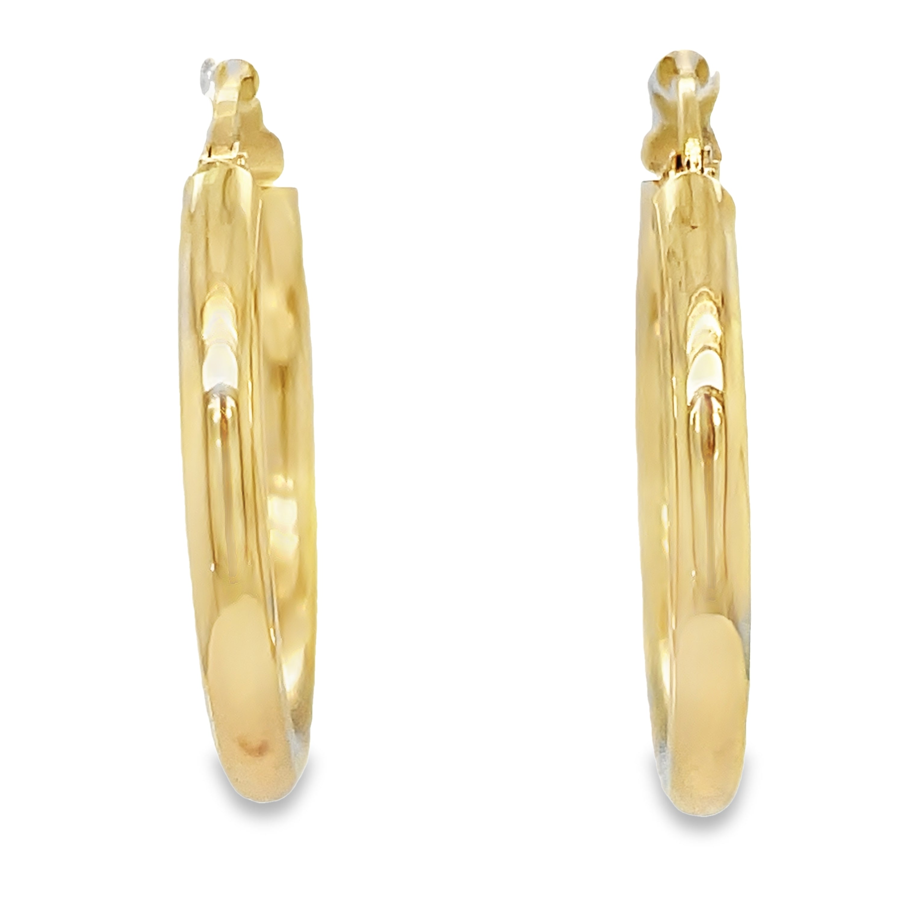 Experience elegance and style with our 14k Italian Yellow Gold Small Hoop Earrings! These beautiful earrings are crafted with 14k yellow gold and measure 3.00 mm thick. The secure lever system ensures they stay in place all day, making these 1-1/4" hoop earrings the perfect addition to any outfit. Elevate your look with these versatile and timeless earrings.