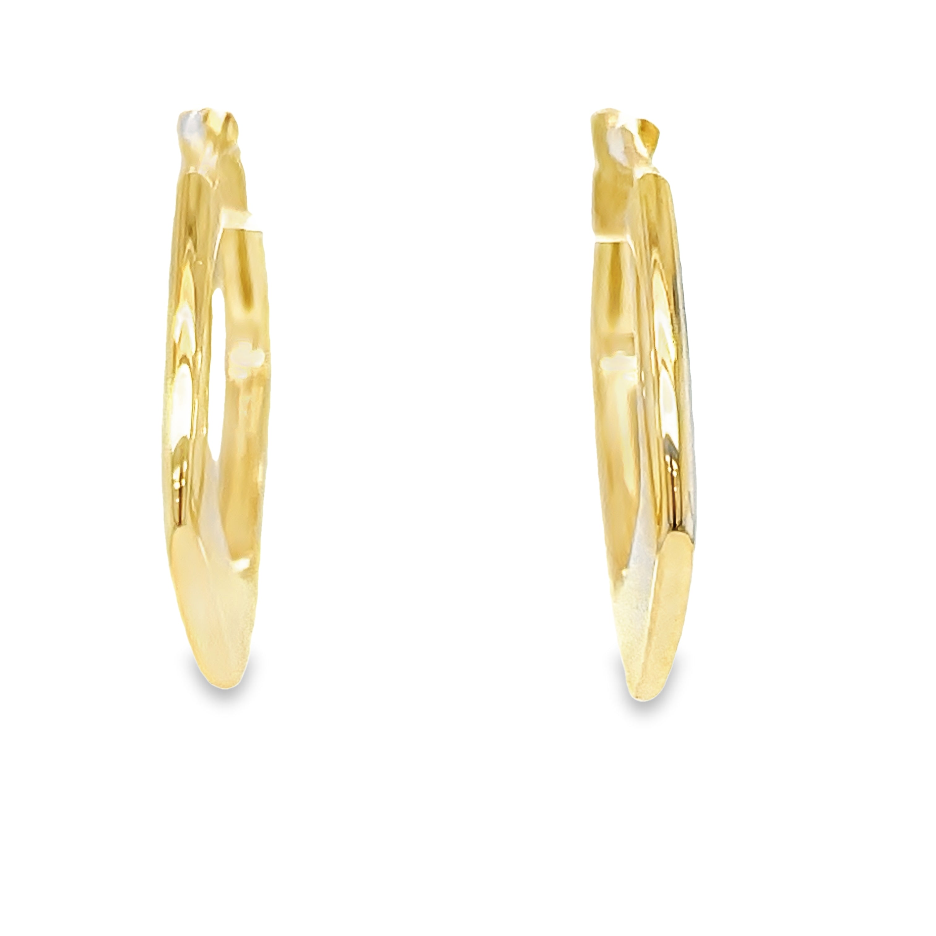 Experience elegance and style with our 14k Italian thin square Yellow Gold Small Hoop Earrings! These beautiful earrings are crafted with 14k yellow gold and measure 2.30 mm thick. The secure lever system ensures they stay in place all day, making these 1" hoop earrings the perfect addition to any outfit. Elevate your look with these versatile and timeless earrings.