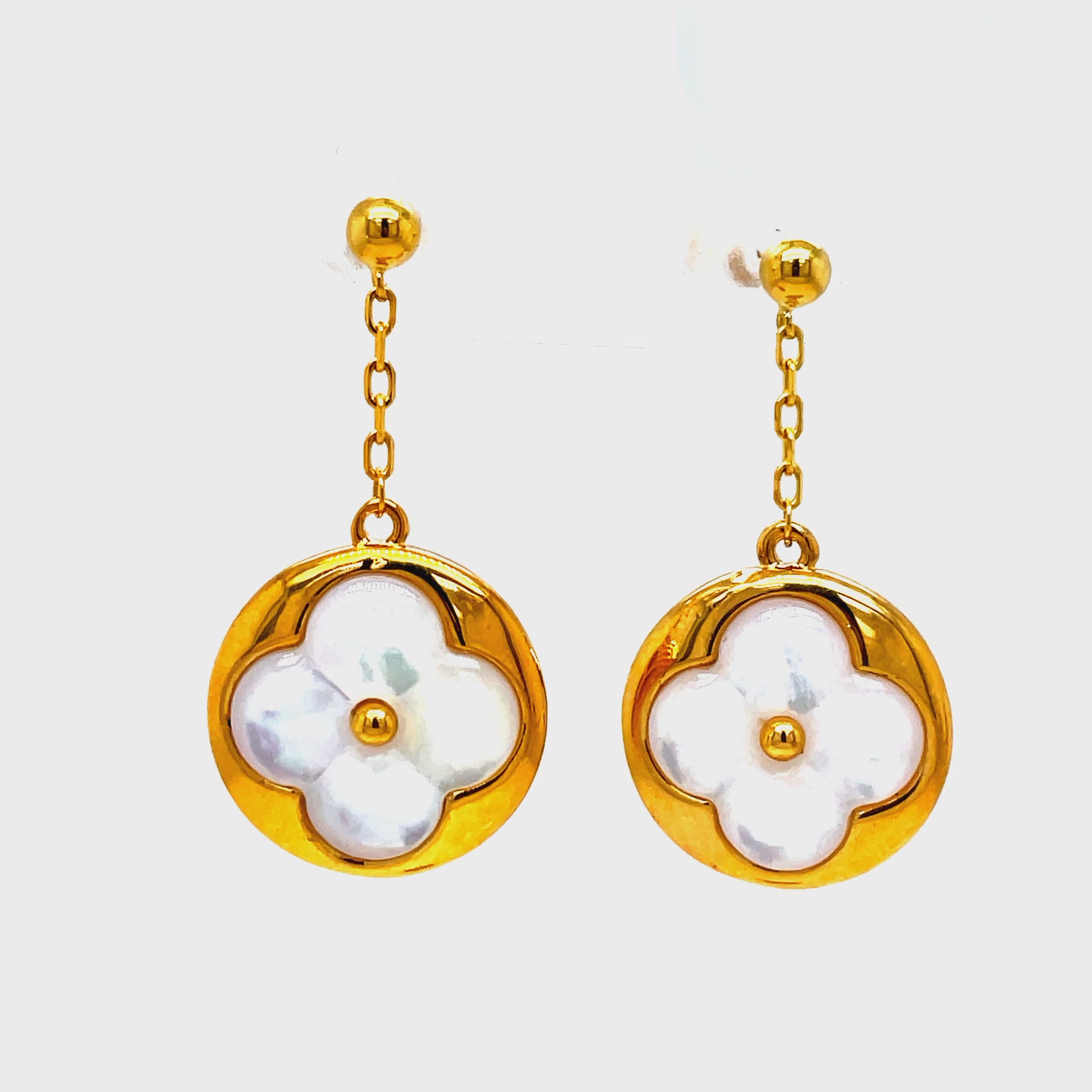 ndulge in the luxury of these exquisite 18k yellow gold mother of pearl drop earrings. The iridescent mother of pearl adds a touch of elegance to any outfit, while the 18k gold exudes sophistication. Elevate your style with these exclusive earrings.