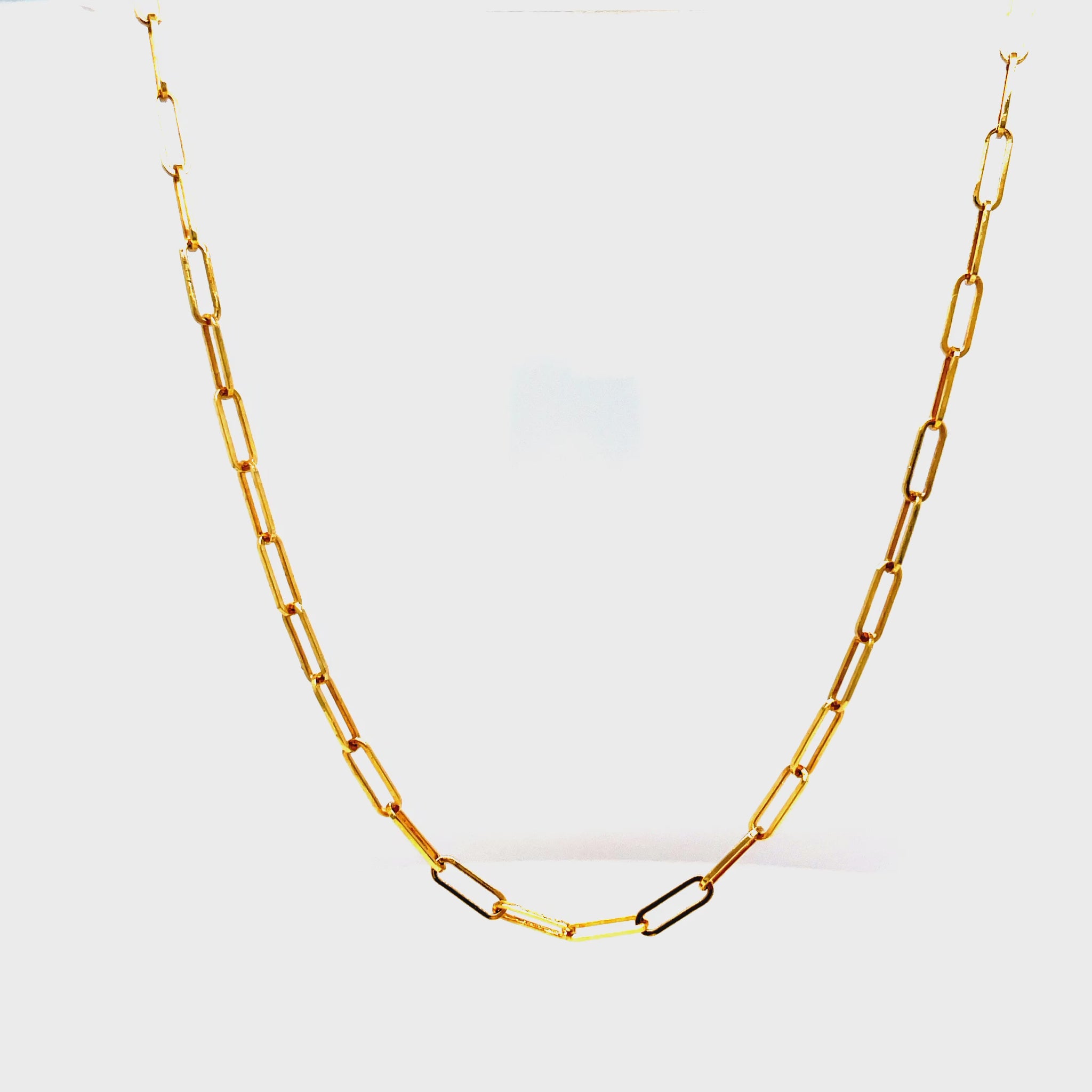 Crafted from 14k yellow gold, this chic paperclip link necklace is 18" long and features a secure lobster catch for a secure fit. Its delicate 2.00 mm thickness is simply exquisite.