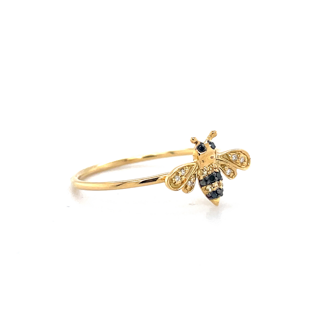 This beautiful 18K yellow gold ring is adorned with 0.06 cts of white and black diamonds, shaped like a bumble bee. Let this enchanting piece take you on a magical journey! Size 6.5 (resizable).