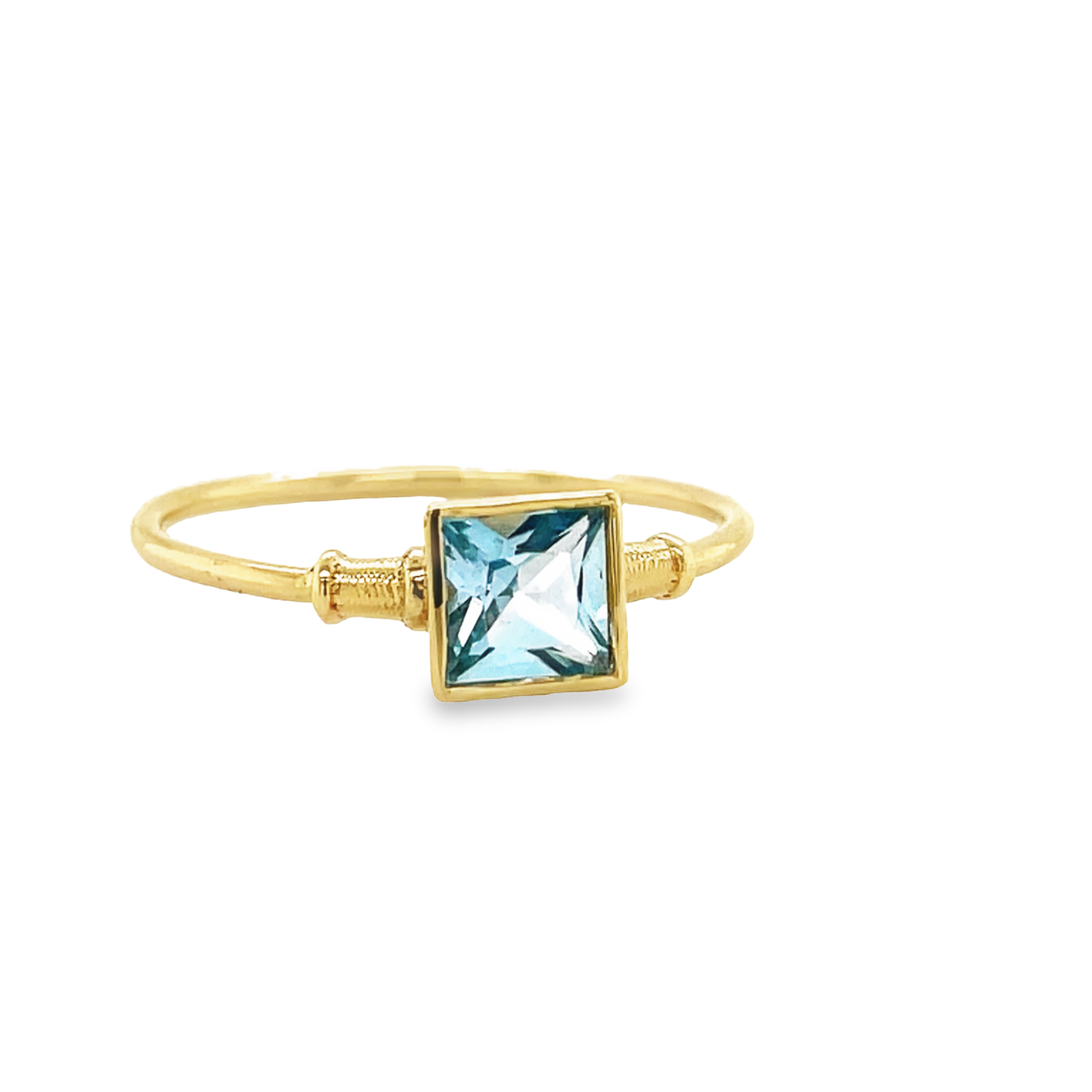 Crafted in elegant 14k yellow gold, this size 7.5 oval blue topaz ring sparkles with an impressive 7.00 mm gem. A distinctive rope style shank is the perfect finishing touch.