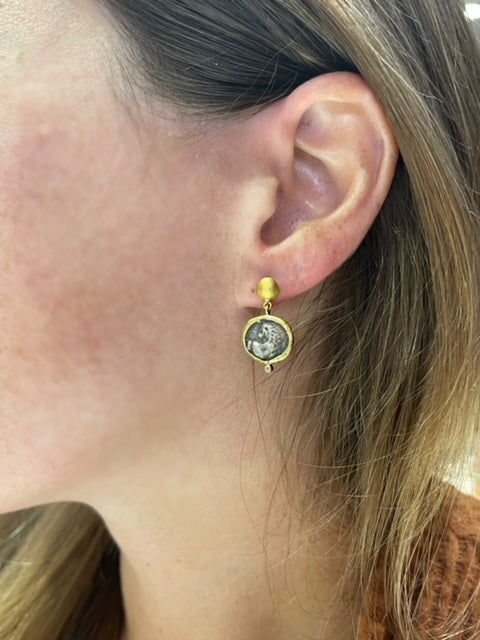 Featuring Turkish craftsmanship, these 26mm earrings boast a combination of 24K yellow gold and oxidized sterling silver. Each earring is embellished with two small round diamonds, the discs evoke the duality of the Istros coins which were once used as theater tickets in Ancient Rome.