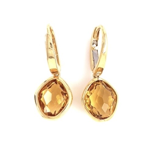 From the Brazilian collection, these 18k gold drop earrings display a stunning oval-shaped citrine and are adorned with two delicate diamonds. They are secured with solid gold lever backs and are 29.68 mm x 11.40 mm wide. Add a touch of elegance and luxury to your look with these timeless earrings.