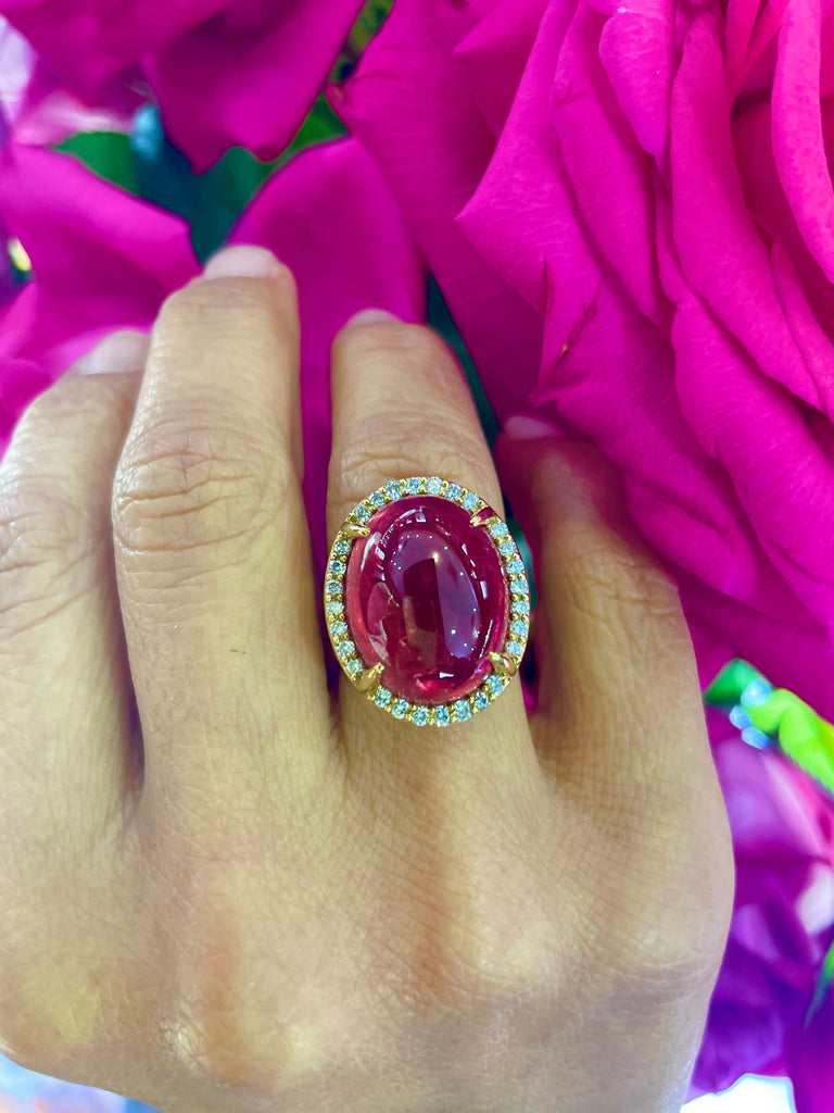 This luxurious ring from our Vianna Brasil collection features 18k yellow gold, a cabochon tourmaline (19.00 cts) and round diamonds (0.52 cts). The open spilt shank adds a special touch. Size 7 (resizable).
