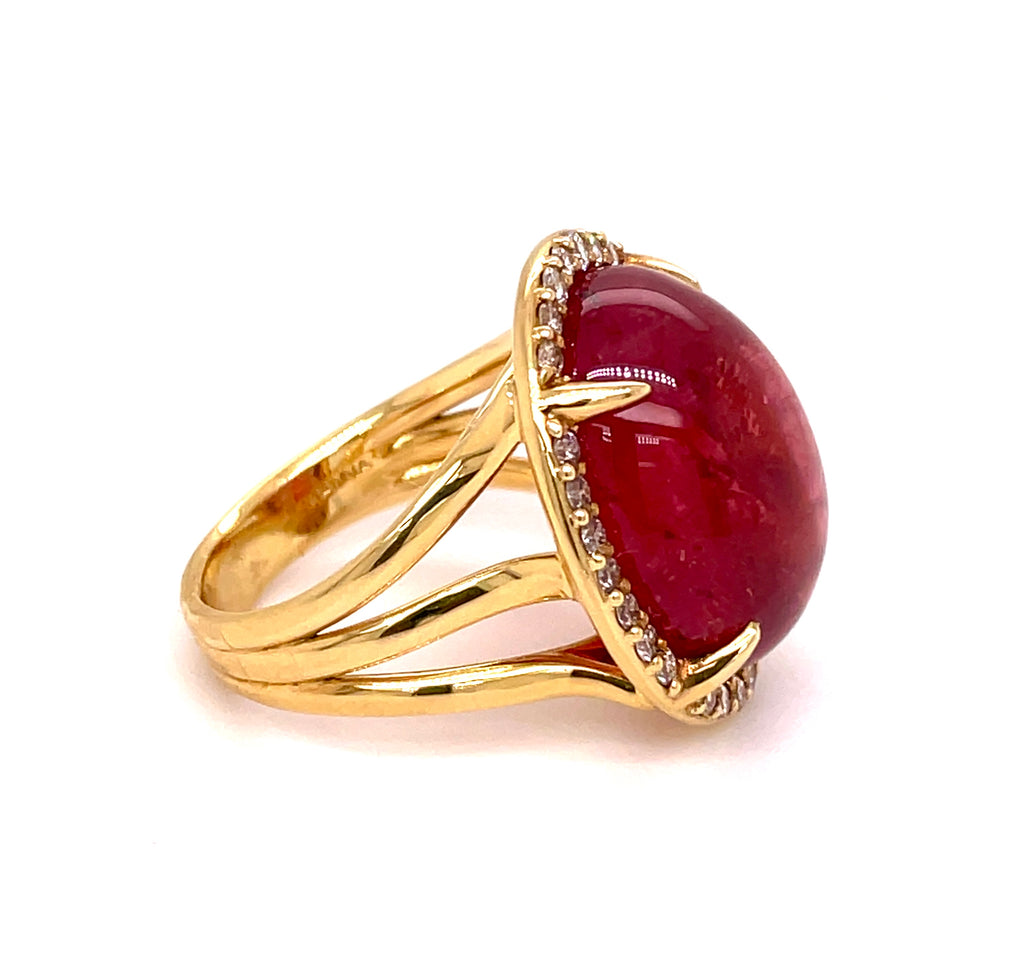 This luxurious ring from our Vianna Brasil collection features 18k yellow gold, a cabochon tourmaline (19.00 cts) and round diamonds (0.52 cts). The open spilt shank adds a special touch. Size 7 (resizable).