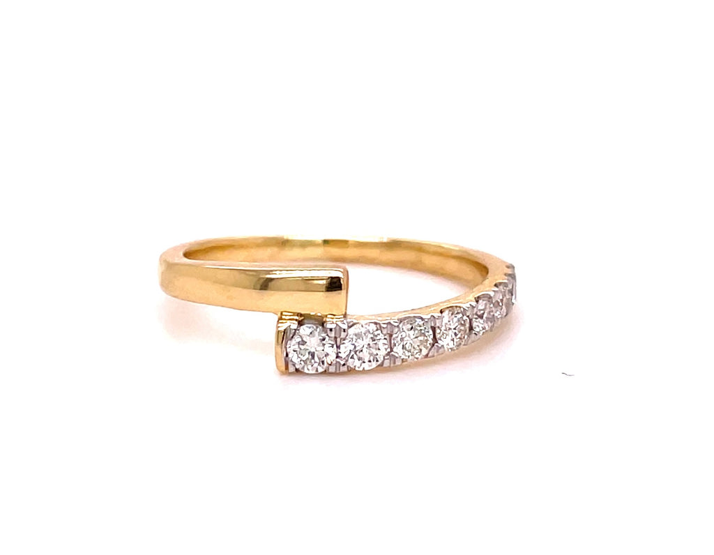 Round diamonds 0.34 cts  Set in 14k yellow gold mounting.  Size 6  Easy to stack  Unique overlay style