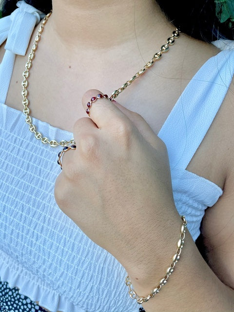 ndulge in pure luxury with our 18K Gold Mariner Chain Link Bracelet. Exquisitely crafted in Italy, this 8.5 inch bracelet boasts a puffy mariner link design that adds texture and depth to any outfit. The secure lobster catch ensures it stays on your wrist all day long. Elevate your style with this exclusive piece.