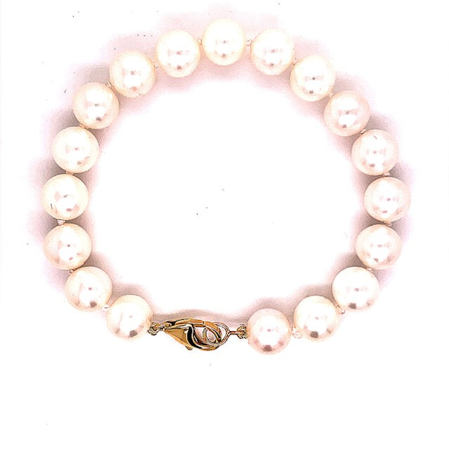 Indulge in this exquisite cultured pearl bracelet, with a 14k yellow gold clasp gracing a 7.5' long strand of 9.00 mm pearls boasting a good luster.