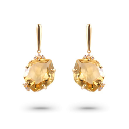 The Vianna Brasil collection offers stunning 18k yellow gold and free form citrine earrings set in a long drop mounting and secured with friction backs. 30.00 mm x 14.00 mm wide.